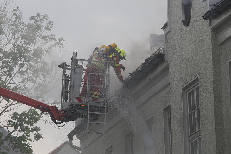 In Neumarkt-Sankt Veit ist am Sonntag ein Anwesen komplett ausgebrannt - die Bilder vom Einsatz.