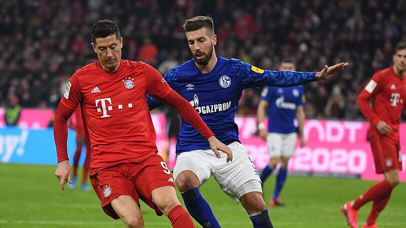 Wiedersehen im Viertelfinale des DFB-Pokals: Bayerns Robert Lewandowski (l.) und Guido Burgstaller (FC Schalke 04) im Zweikampf. Der FCB gewann das letzte Spiel gegen die "Knappen" deutlich mit 5:0.