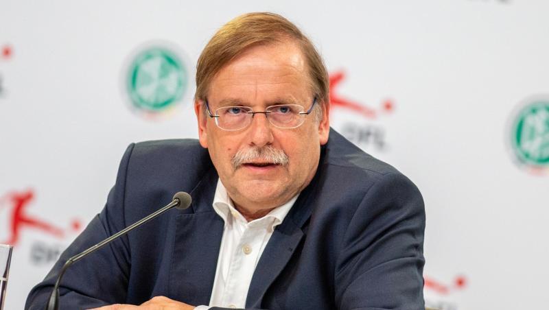 DFB-Vizepräsident Rainer Koch spricht bei einer Pressekonferenz.