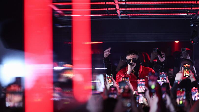 Haftbefehl steht nach Erscheinen seiner Netflix-Doku wieder auf der Bühne. Haftbefehl steht nach Erscheinen seiner Netflix-Doku wieder auf der Bühne.