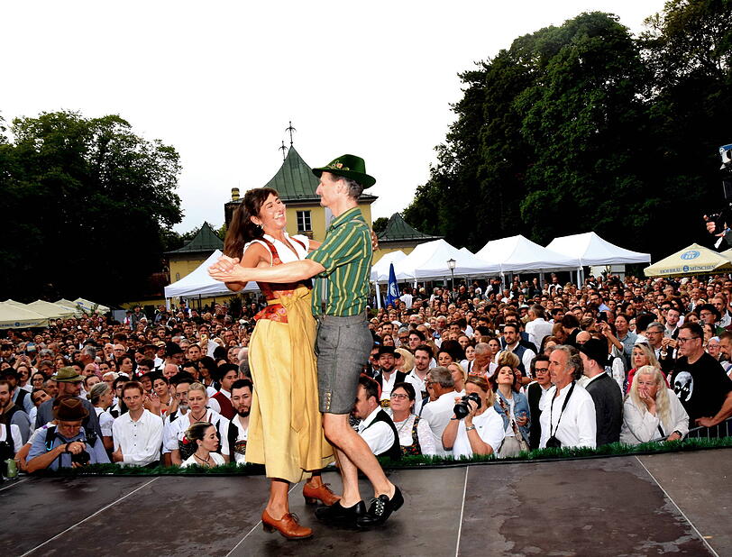 Katharina Mayer und Magnus Kaindl zeigen der Menge wie traditionell getanzt wird. Katharina Mayer und Magnus Kaindl zeigen der Menge wie traditionell getanzt wird.