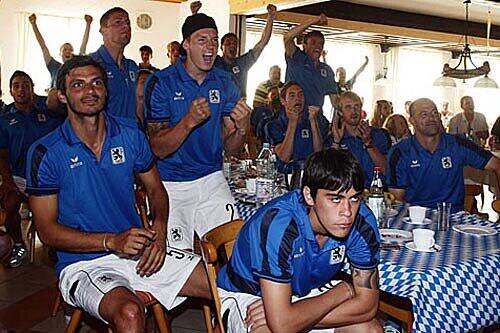Die Löwen bejubeln die DFB-Elf gegen Argentinien - nur Emanuel Biancucchi, dem Cousin von Lionel Messi, scheint's nicht ganz so zu gefallen.
