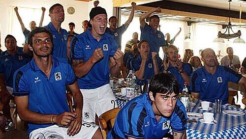 Die Löwen bejubeln die DFB-Elf gegen Argentinien - nur Emanuel Biancucchi, dem Cousin von Lionel Messi, scheint's nicht ganz so zu gefallen. Die Löwen bejubeln die DFB-Elf gegen Argentinien - nur Emanuel Biancucchi, dem Cousin von Lionel Messi, scheint's nicht ganz so zu gefallen.