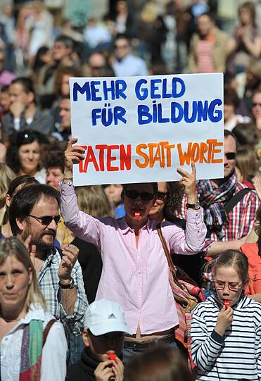 "Mehr Geld für Bildung": Bei strahlendem Sonnenschein demonstrierten Eltern auf dem Odeonsplatz für ihre Kinder.