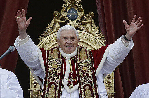 Papst Benedikt XVI. spendet auf dem Petersplatz in Rom seinen Segen "Urbi et Orbi".