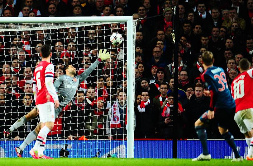 Toni Kroos trifft im Achtelfinal-Hinspiel der Champions League beim FC Arsenal zum 1:0 für den FC Bayern München.