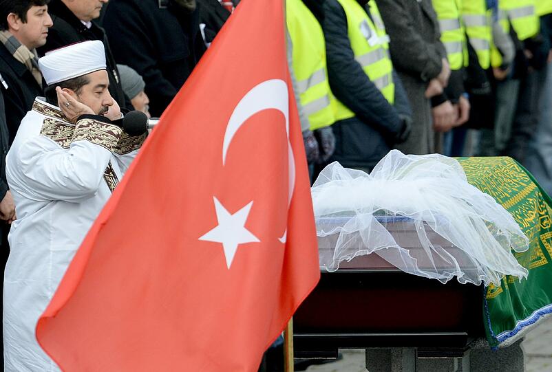 Trauerfeier und Beerdigung für Tugce: Hunderte Menschen nehmen Abschied.