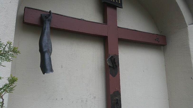 Ein geistig verwirrter Mann hat am Sendlinger Tor die große Jesus-Figur vom Kreuz gerissen und zerstört!