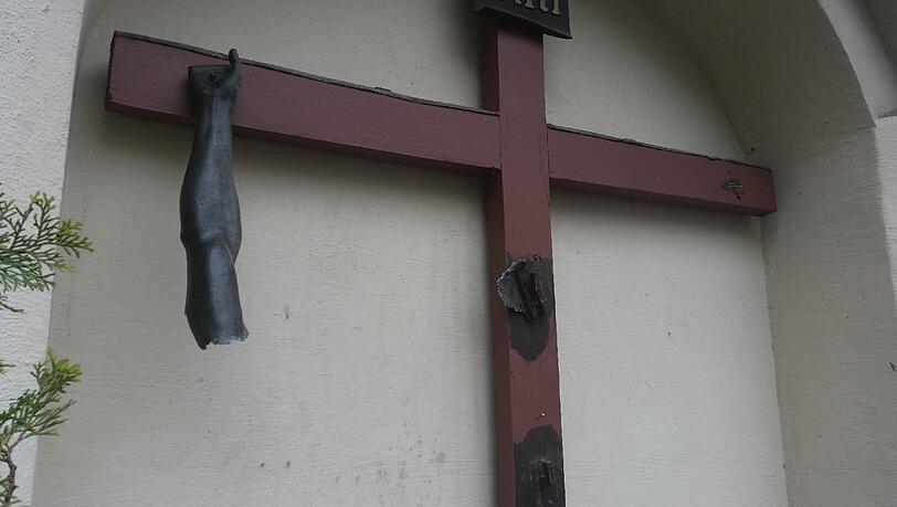 Ein geistig verwirrter Mann hat am Sendlinger Tor die große Jesus-Figur vom Kreuz gerissen und zerstört! Ein geistig verwirrter Mann hat am Sendlinger Tor die große Jesus-Figur vom Kreuz gerissen und zerstört!