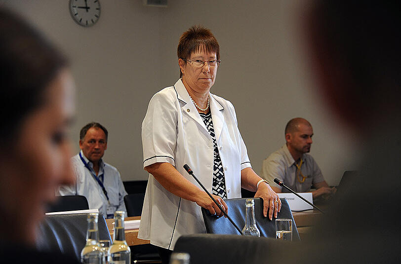 Die LKA-Vizepräsidentin Petra Sandles steht am 14.07.2015 in München im Untersuchungsausschuss "Labor" an ihrem Platz.