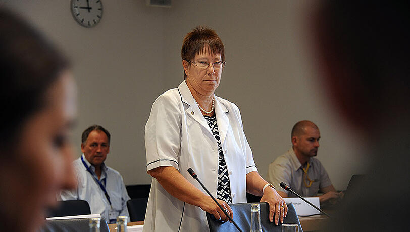 Die LKA-Vizepräsidentin Petra Sandles steht am 14.07.2015 in München im Untersuchungsausschuss "Labor" an ihrem Platz. Die LKA-Vizepräsidentin Petra Sandles steht am 14.07.2015 in München im Untersuchungsausschuss "Labor" an ihrem Platz.