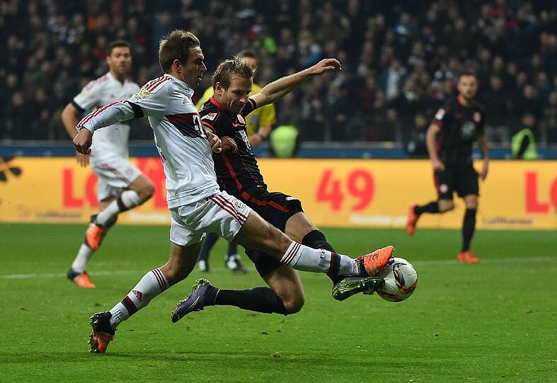 Kassierte die 21. gelbe Karte in 343 Bundesliga-Spielen: Bayerns Philipp Lahm (l.) gegen Eintracht Frankfurts Stefan Aigner.