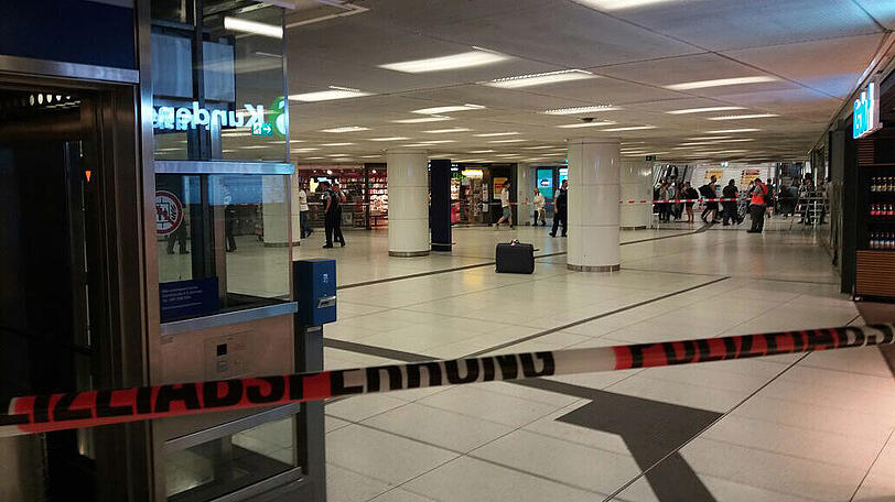 Der herrenlose Koffer am Hauptbahnhof - das Zwischengeschoss ist abgesperrt.