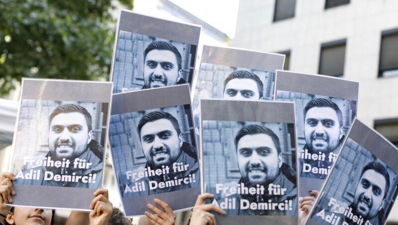 Demonstranten fordern die Freilassung des in der Türkei inhaftierten Journalisten Adil Demirci. Demirci (33) saß seit April in Istanbul in Untersuchungshaft. Demonstranten fordern die Freilassung des in der Türkei inhaftierten Journalisten Adil Demirci. Demirci (33) saß seit April in Istanbul in Untersuchungshaft.