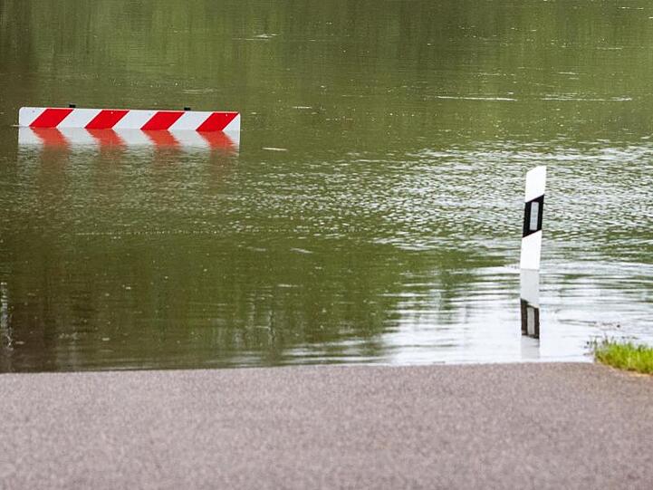 Eine überflutete Straße im Landkreis Kelheim. Vorerst allerdings gilt auch hier Entwarnung. (Symbolbild)