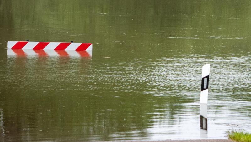 Eine überflutete Straße im Landkreis Kelheim. Vorerst allerdings gilt auch hier Entwarnung. (Symbolbild)