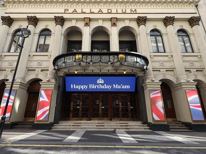 Das Londoner Palladium gratuliert Königin Elizabeth II. mit einem Banner.