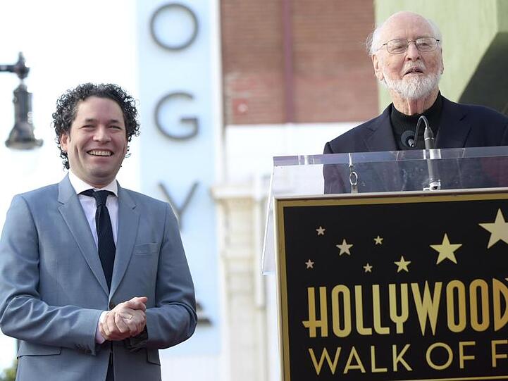 Dirigent Gustavo Dudamel neben seinem Laudator, dem Filmkomponisten John Williams (r).