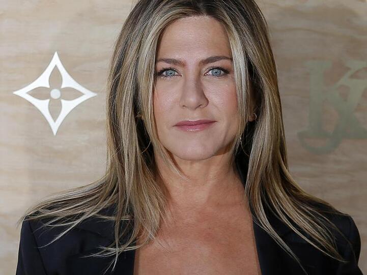 Jennifer Aniston kommt 2017 zu einem Dinner in den Louvre. Auch sie war Teil der Kult-Serie "Friends".