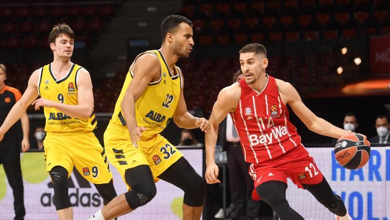 Nihad Djedovic von Bayern kämpft um den Ball.