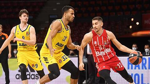 Nihad Djedovic von Bayern kämpft um den Ball.