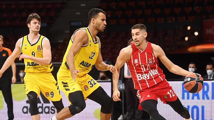 Nihad Djedovic von Bayern kämpft um den Ball.