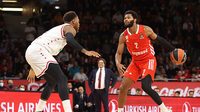 Corey Walden Bayern Basketball, 2 behauptet den Ball gegen Deshaun Thomas Emporio Armani Mailand, 1. GER, FC Bayern Basketball vs. Emporio Armani Mailand, Basketball, Euro League, Spieltag 4, Saison 2022/2023, 20.10.2022 GER, FC Bayern Basketball vs. Emporio Armani Mailand, Basketball, Euro League, Spieltag 4, Saison 2022/2023, 20.10.2022 Muenchen *** Corey Walden Bayern Basketball, 2 claims the ball against Deshaun Thomas Emporio Armani Milan, 1 GER, FC Bayern Basketball vs Emporio Armani Milan, Basketball, Euro League, Matchday 4, Season 2022 2023, 20 10 2022 GER, FC Bayern Basketball vs Emporio Armani Milan, Basketball, Euro League, Matchday 4, Season 2022 2023, 20 10 2022 Muenchen Copyright: xEibner-Pressefoto/MarcelxEngelbrx EP_MET