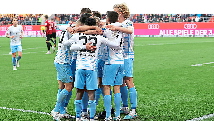 Kollektiv starke Löwen dürfen in Ingolstadt feiern: die Mannschaft des TSV 1860 um Lockenkopf Jesper Verlaat (r.). Kollektiv starke Löwen dürfen in Ingolstadt feiern: die Mannschaft des TSV 1860 um Lockenkopf Jesper Verlaat (r.).