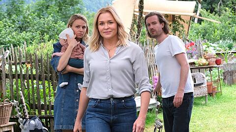 "Lena Lorenz: Vertauscht": Lena Lorenz (Judith Hoersch, M.) hilft dem Ehepaar Annika (Teresa Rizos) und Raffael Vollmer (Max Rothbart).