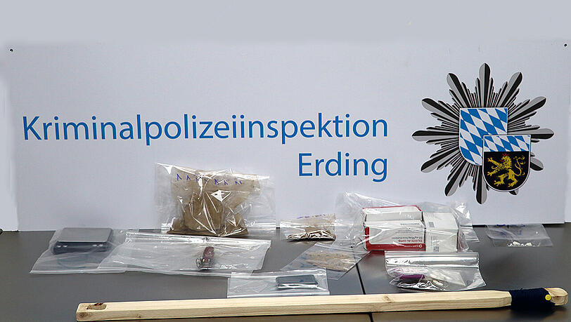 Die Einsatzkräfte stellten insgesamt rund 240 Gramm Heroin, "konsumnahe Mengen Kokain" und 160 Tilidin-Tabletten sicher und beschlagnahmten zahlreiche Kommunikationsmittel sowie rund 7200 Euro mutmaßlicher Drogengelder.