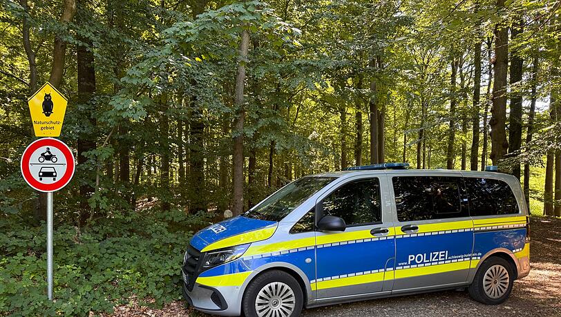 Nach dem Fund eines menschlichen Torsos sucht die Polizei rund um den Fundort in einem Waldst&uuml;ck nach Spuren.