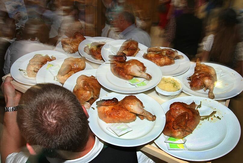 Auf der Wiesn werden ganze Höfe verspeist - 2010 117 Ochsen, 59 Kälber und hunderttausende Hendl.