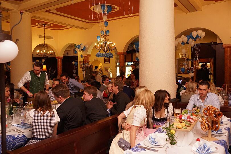 Wiesn-Halbzeit: Immer wenn es noch knapp ein halbes Jahr bis zum Oktoberfest ist, feiern die Münchner im Franziskaner. Die Bilder vom sexy Wiesn-Warm-up.