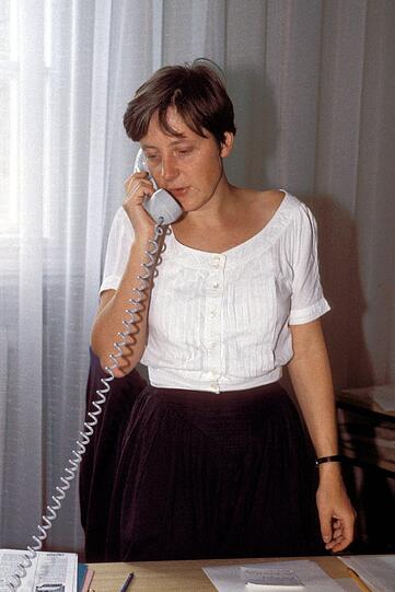 Angela Merkel (GDR/Stellvertretende Regierungssprecherin der Regierung de Maiziere) am Telefon