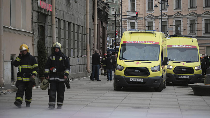 Bei dem Anschlag starben am Montagnachmittag mindestens zehn Menschen, Dutzende wurden verletzt. Den Angaben nach explodierte ein Sprengsatz in einem Zug auf der Fahrt zwischen zwei Stationen im Zentrum.