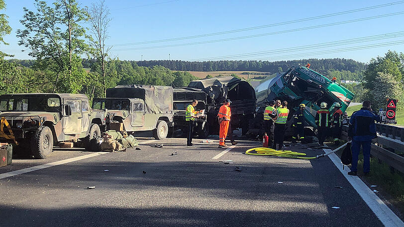 Auf der A93 sind ein Truck der US Army und ein Gefahrguttransporter aus Österreich kollidiert. Die ersten Bilder von der Unfallstelle.