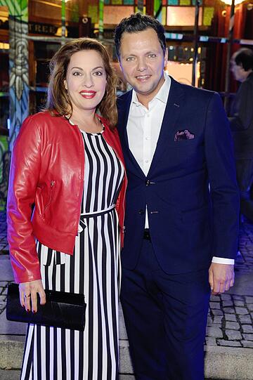 Schauspielerin Julia Dahmen und ihr Mann Carlo Fiorito verbringen den Jahreswechsel getrennt: "Carlo hat sein Restaurant in München, das 'Tassilo da Sebastiano', und dort ist an Silvester volles Haus. Ich verbringe Silvester mit meinen Eltern und es gibt Fondue. Am Neujahrstag sind mein Mann und ich dann aber zusammen."