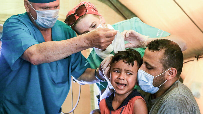 Russische Sanitäter untersuchen einen syrischen Buben (6), der bei der Explosion verletzt worden ist.