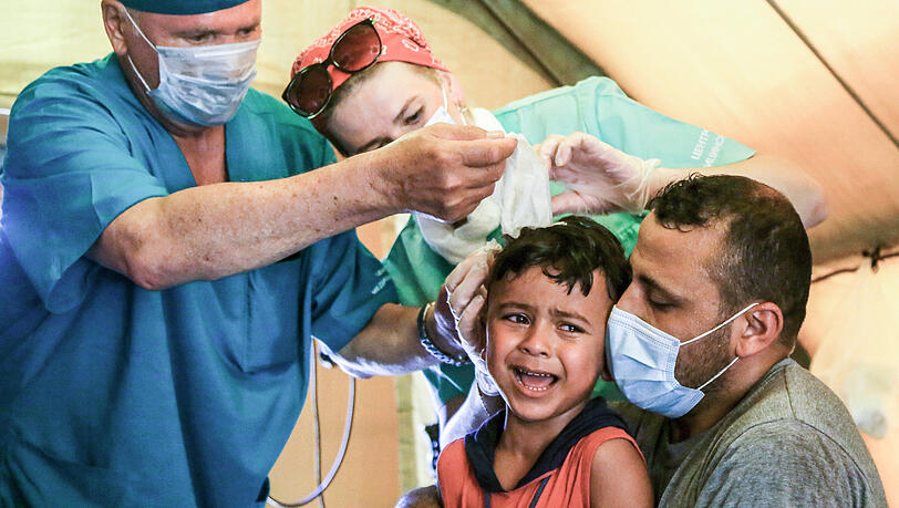 Russische Sanitäter untersuchen einen syrischen Buben (6), der bei der Explosion verletzt worden ist. Russische Sanitäter untersuchen einen syrischen Buben (6), der bei der Explosion verletzt worden ist.
