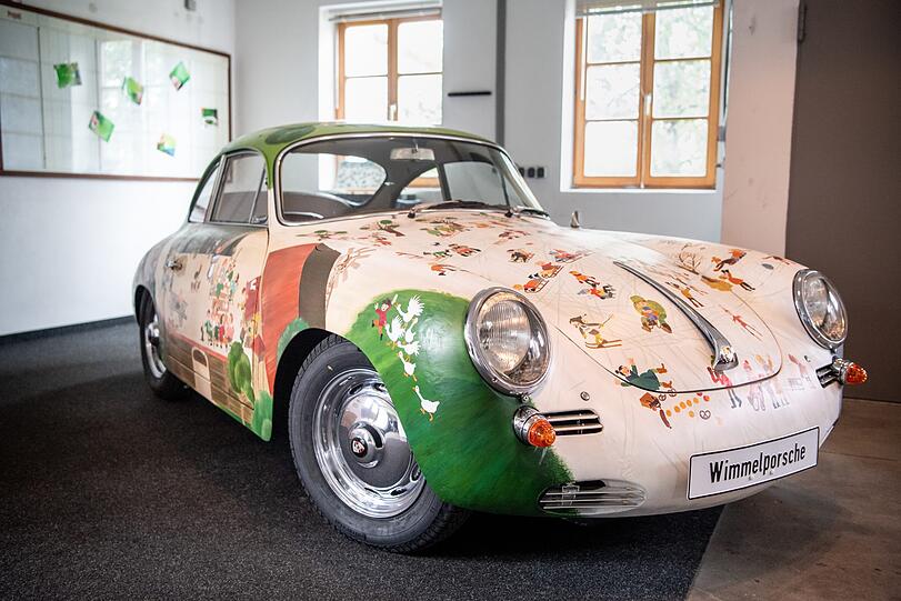 Der Künstler hat den Porsche des Oldtimer-Experten in fünfwöchiger Arbeit mit Wimmelbildern in Acrylfarbe bemalt und damit den ersten "Wimmelporsche" geschaffen.