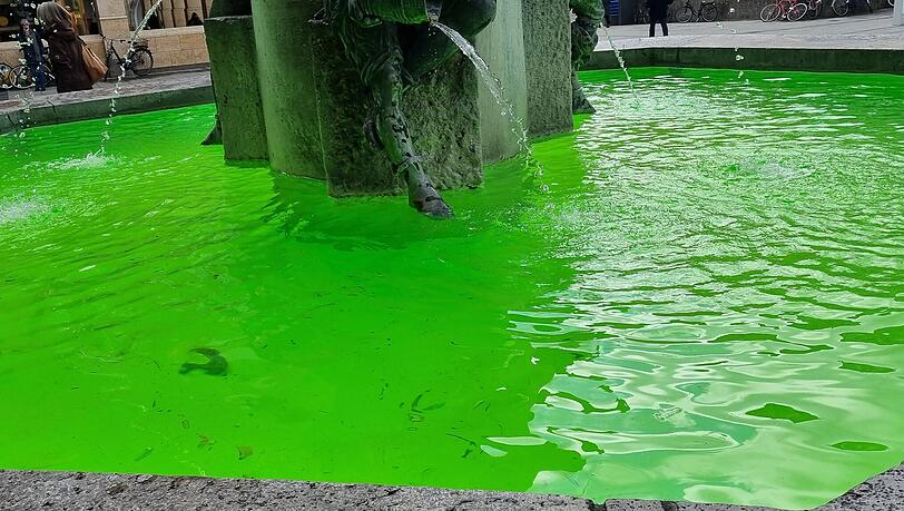 Weltweit erstrahlten bekannte Bauwerke in grün - oder wurden mit grünem Wasser gefüllt. Weltweit erstrahlten bekannte Bauwerke in grün - oder wurden mit grünem Wasser gefüllt.