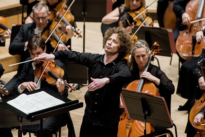 Santtu-Matias Rouval bei einer Probe mit dem Philharmonia Orchestra.