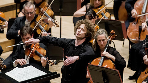 Santtu-Matias Rouval bei einer Probe mit dem Philharmonia Orchestra.