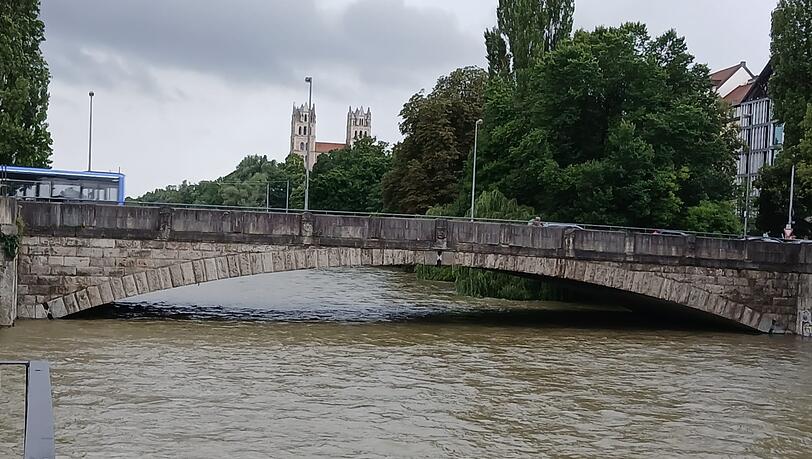 In der Nacht auf Dienstag könnte die Isar die Meldestufe 1 (240 cm) erreichen oder gar übersteigen.