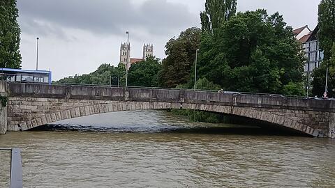 In der Nacht auf Dienstag könnte die Isar die Meldestufe 1 (240 cm) erreichen oder gar übersteigen.