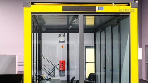 Der Platz des Angeklagten im Verhandlungssaal blieb leer.