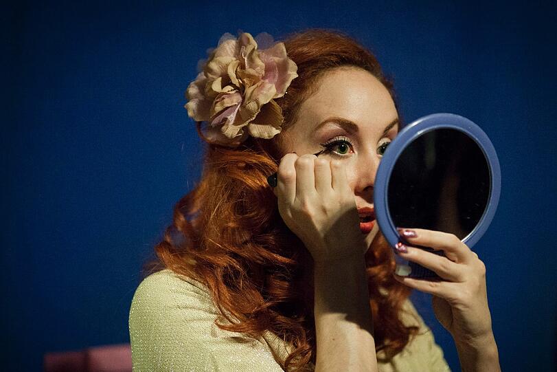 Burlesque-Performerin Ruby Joule zieht noch die letzten Make-Up-Striche...