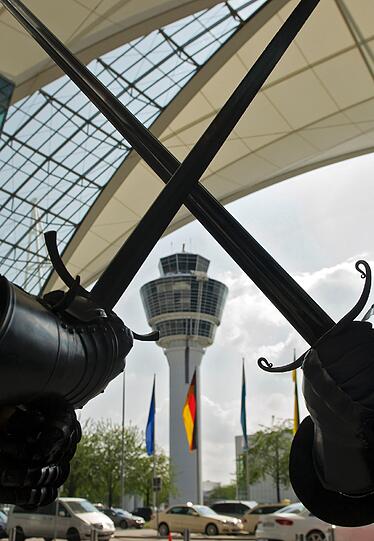 Schwarze Ritter am Münchner Flughafen - die witzige Werbe-Aktion für das Kaltenberger Ritterturnier