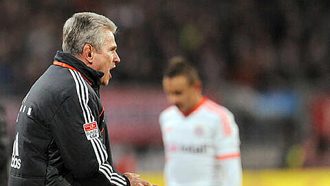 Bayern-Trainer Jupp Heynckes gestikuliert an der Linie beim Spiel 1. FC Nprnbegr gegen den FC Bayern.