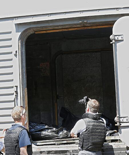 Experten der OSZE öffnen die Leichen-Waggons mit den Opfern der MH17-Boeing. Im Zug war das Kühlsystem ausgefallen - der Leichengeruch hatte sich intensiviert.